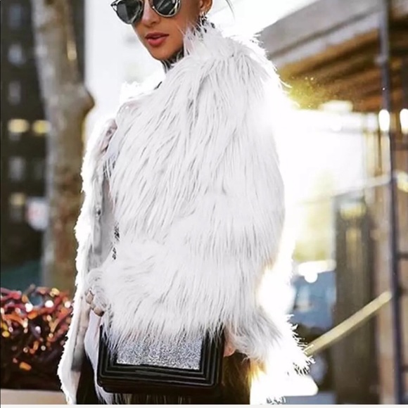 Lanshifei Jackets & Blazers - 💋STUNNING💋FLUFFY WHITE FAUX FUR SHAGGY COAT